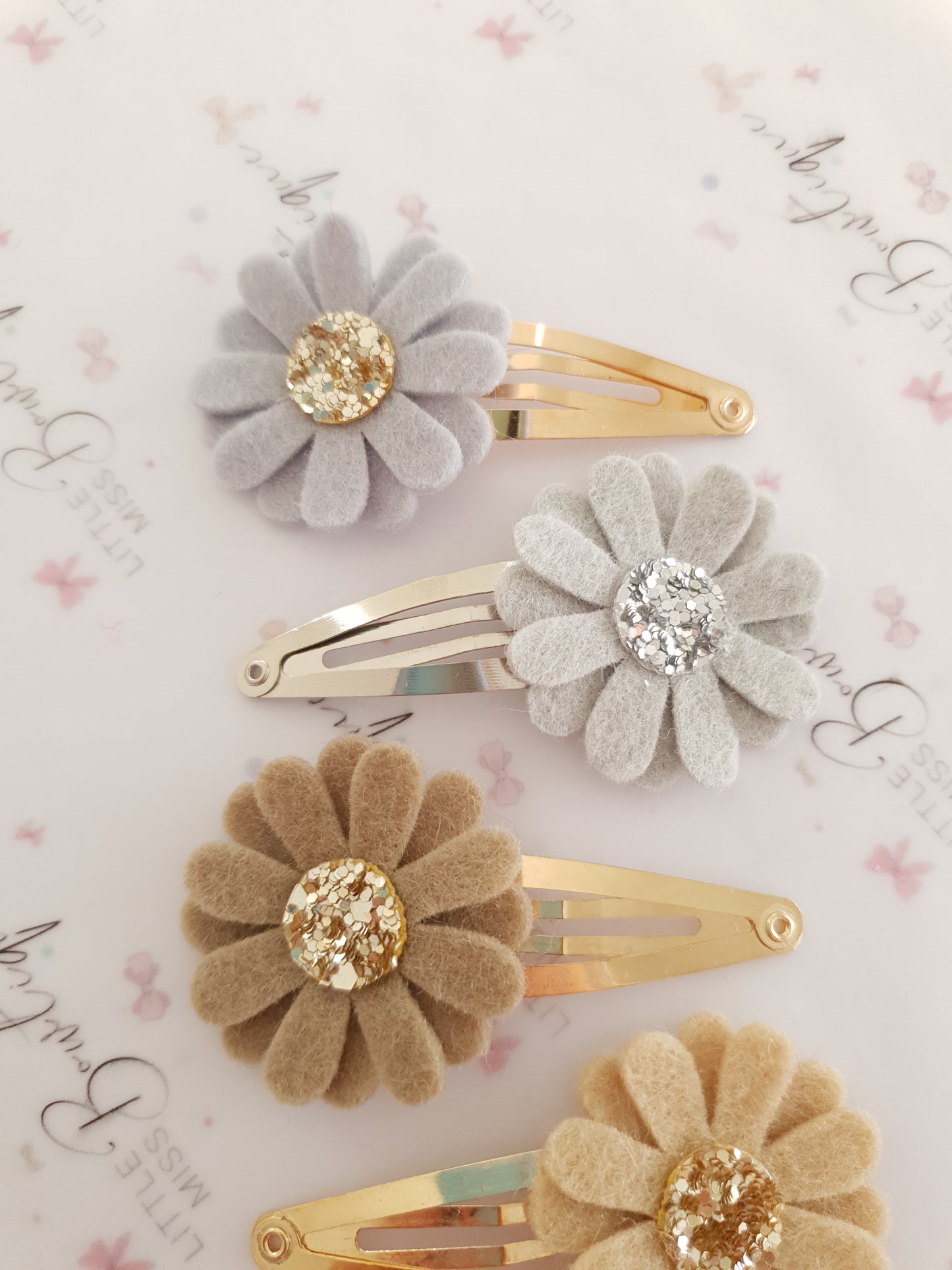 Neutral Daisy Snap Clips